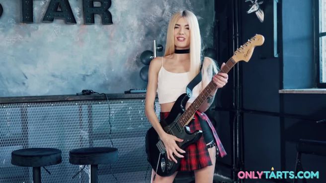 Превью Настоящая фанатка молодого гитариста № 46724