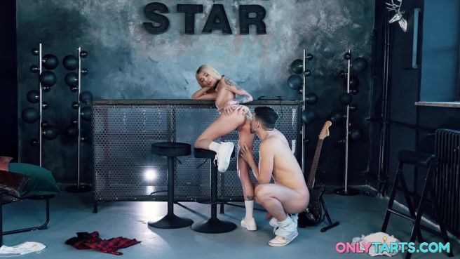 Превью Настоящая фанатка молодого гитариста № 46724