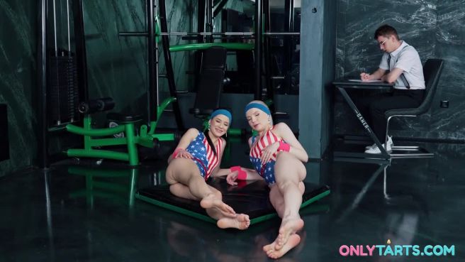 Превью Две горячие фитоняшки и один брат-девственник № 47126