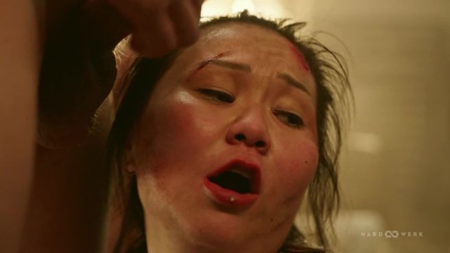 Азиатка и невероятный ганг-банг с бомжами