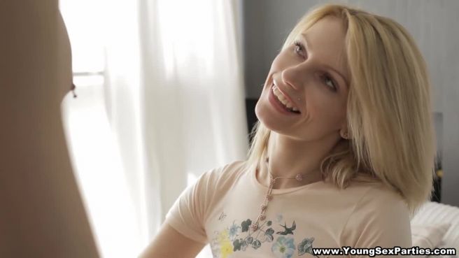 Превью Две девушки по очереди сосут толстый член и скачут на нем в разных позах № 9340