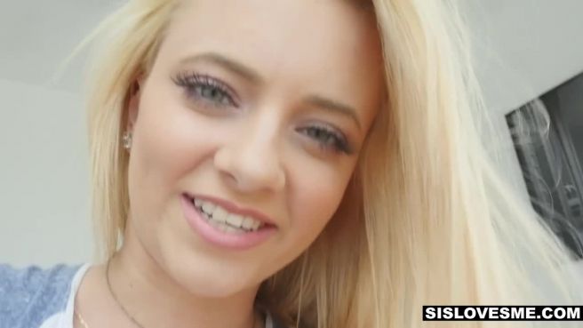 Превью Блондинка сняла с парня шорты и трахнула его глоткой и усадила на член подругу № 9562